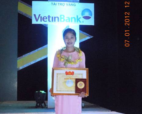 Sinh viên Nguyễn Thị Lệ nhận danh hiệu “Sinh viên 5 tốt” cấp Trung ương