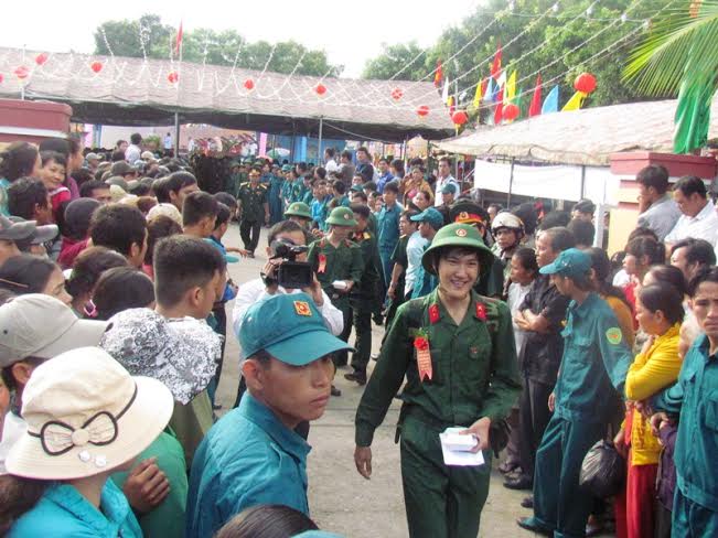 Thanh niên huyện Thới Lai phấn khởi lên đường bảo vệ Tổ quốc.