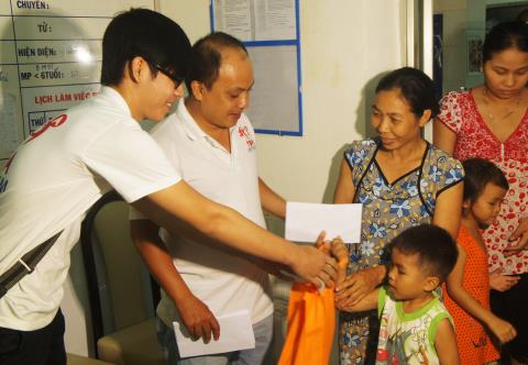 Tình nguyện viên thăm hỏi, tặng quà tại các trung tâm nhân đạo