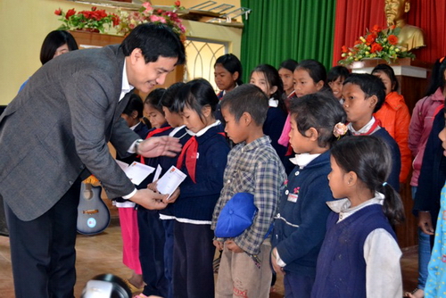 Đồng chí Nguyễn Đắc Vinh tặng học bổng cho các em thiếu nhi có hoàn cảnh khó khăn đạt thành tích xuất sắc trong học tập
