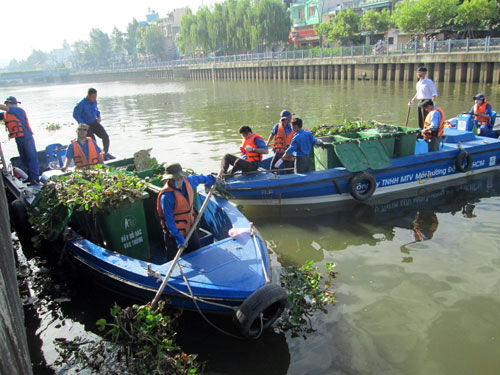 Thanh niên tình nguyện gom rác trên kênh Nhiêu Lộc - Thị Nghè