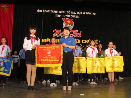 Đồng chí Nguyễn Thị Thanh Huyền và đồng chí Phan Văn Êm trao giải cho các đội tham gia Hội thi.
