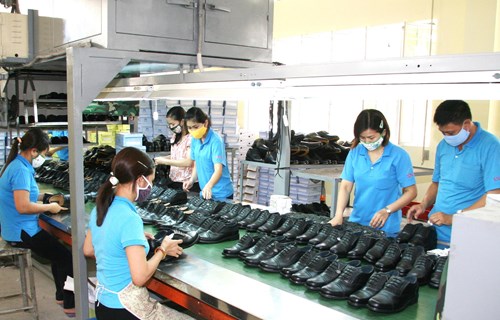 Đoàn viên, thanh niên Xí nghiệp 32-1, Công ty Cổ phần 32 hoàn thiện khâu sản xuất giày sĩ quan. 