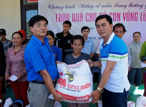 Đồng chí Đỗ Văn Bình - Bí thư Tỉnh đoàn và đại diện nhà tài trợ trao quà cho người dân vùng lũ Hải Lăng