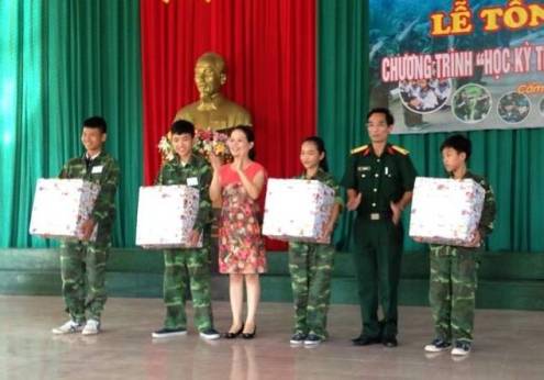 Ban Tổ chức trao quà cho các Trung đội có thành tích xuất sắc