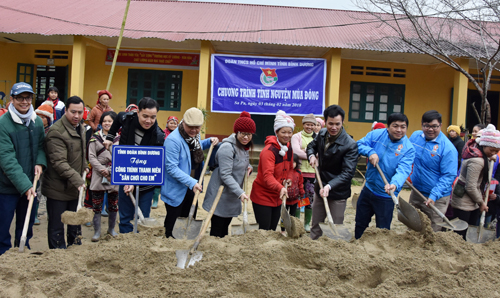 Đoàn tình nguyện khởi công công trình “Sân chơi cho em” trị giá 30 triệu đồng tại điểm trường Đội 4 Bản Kim, xã Thanh Kim, huyện Sa Pa