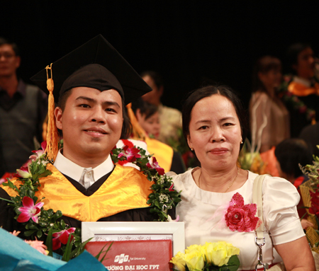 Nguyễn Công Danh và mẹ trong lễ tốt nghiệp.