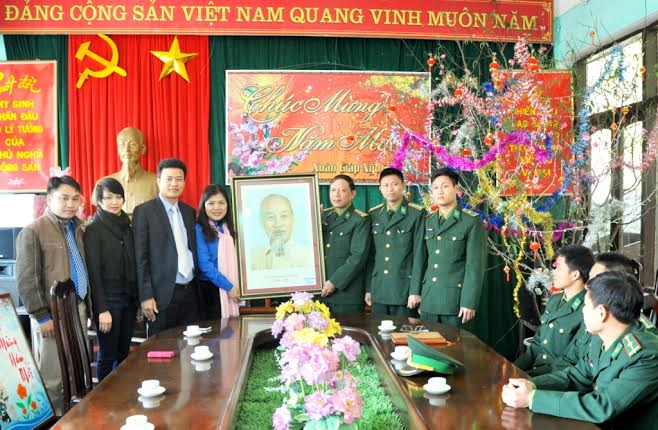 Đồng chí Nguyễn Thị Thu Hà, Phó Bí thư thường trực Tỉnh Đoàn cũng các thành viên trong đoàn tặng quà lưu niệm cho các CBCS Đồn Biên phòng đảo Trần (Cô Tô).
