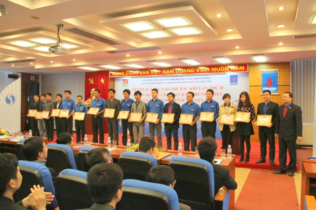 Bí thư Đoàn Tập đoàn Nguyễn Quốc Thịnh trao bằng khen cho các Chi đoàn Dầu khí tiêu biểu 2014