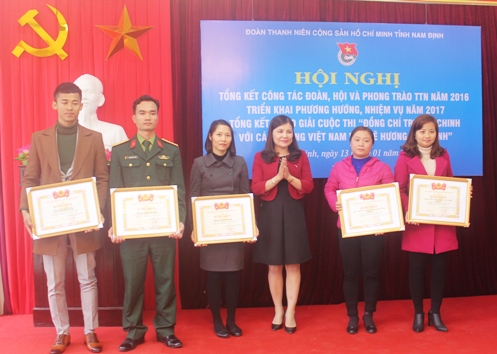 Đồng chí Nguyễn Thị Thu Thủy, UV BCH TW Đoàn, Tỉnh ủy viên, Bí thư Tỉnh đoàn trao Bằng khen của BCH TW Đoàn cho các tập thể có thành tích xuất sắc trong công tác đoàn và phong trào TTN năm 2016