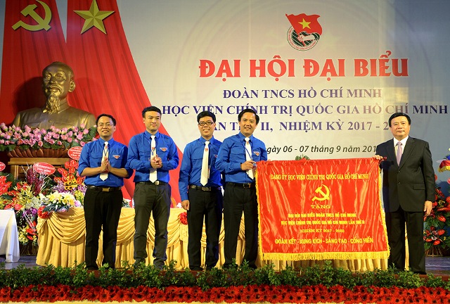 Giám đốc Học viện Chính trị quốc gia Hồ Chí Minh Nguyễn Xuân Thắng tặng bức trướng cho Đoàn Thanh niên Học viện 