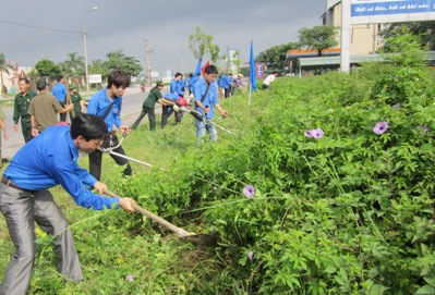 Đoàn viên thanh niên thành phố Uông Bí ra quân phát quang bụi dậm, dọn vệ sinh môi trường trên các tuyến đường giao thông