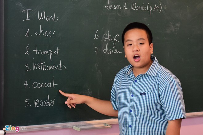  "Thần đồng" Đỗ Nhật Nam dạy tiếng Anh miễn phí cho học sinh ở Hà Nội. Ảnh: Hoàng Anh.