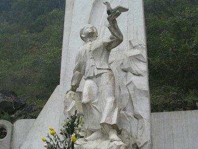 Tượng đài anh hùng thiếu niên Kim Đồng ở Cao Bằng.
