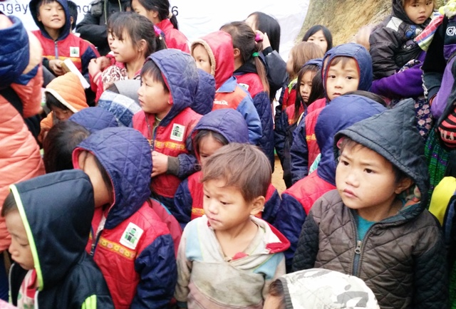  Các em học sinh người Mông ngơ ngác khi có đoàn thiện nguyện đến trao quà