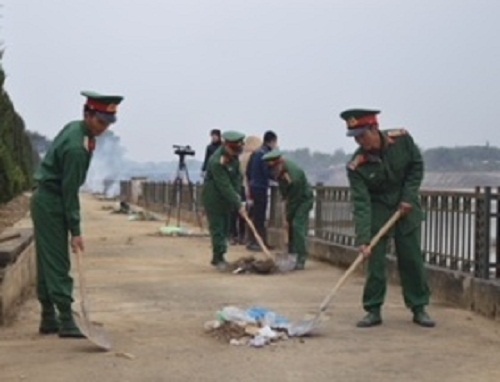 Đoàn viên thanh niên thu gom rác thải tại khu vực hai bên bờ sông Nậm Rốm