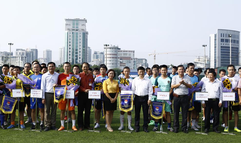 Lãnh đạo Tập đoàn, Đoàn thanh niên Tập đoàn VNPT trao cờ lưu niệm tặng hoa 16 đội tham dự giải