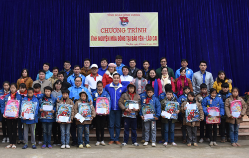 Đoàn tình nguyện 80 suất quà cho học sinh tiểu học và thcs Yên Sơn, huyện Bảo Yên