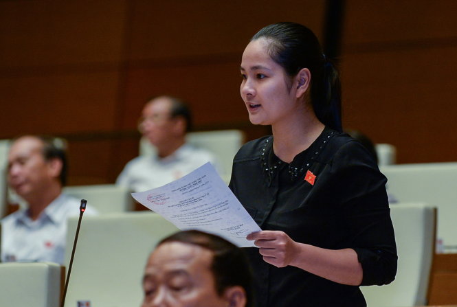 Vũ Thị Hương Sen (Hải Dương), đại biểu Quốc hội trẻ nhất khóa XIII (sinh ngày 10-2-1986), phát biểu tại nghị trường - Ảnh: Việt Dũng