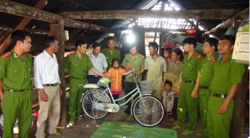 Đồng chí Mong Văn Cam (thứ 3 từ trái sang) trong hoạt động tình nguyện hướng về cơ sở, trao xe đạp cho trẻ em có hoàn cảnh gia đình khó khăn vươn lên trong học tập