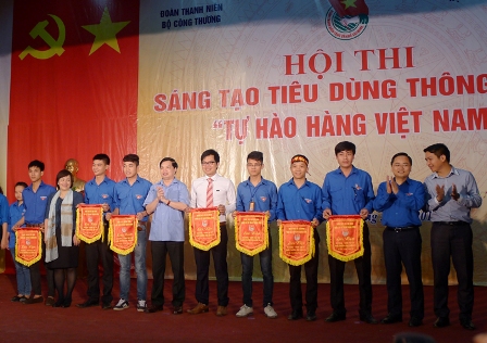 Lãnh đạo Trung ương Đoàn, Đảng ủy Khối cơ quan Trung ương, Đoàn Khối cơ quan Trung ương trao cờ lưu niệm cho các trường tham dự Festival