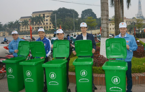 Các đồng chí lãnh đạo chuẩn bị tham gia gắn thùng rác tại các địa điểm tập trung rác trên địa bàn thành phố