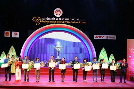 Ngoài ra, Ban tổ chức trao 4 giải nhì, 4 giải ba, 10 giải khuyến khích và 10 giải tập thể cho các tác phẩm xuất sắc khác.