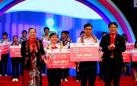 Trưởng Ban Dân vận Trung ương Hà Thị Khiết và Bí thư thứ nhất Trung ương Đoàn Nguyễn Đắc Vinh trao giải nhất cho các tác giả đạt giải