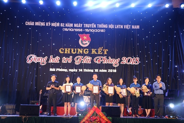 Ban Tổ chức trao giải cho các đơn vị, cá nhân đạt giải cuộc thi "Tỏa sáng nghị lực Việt"