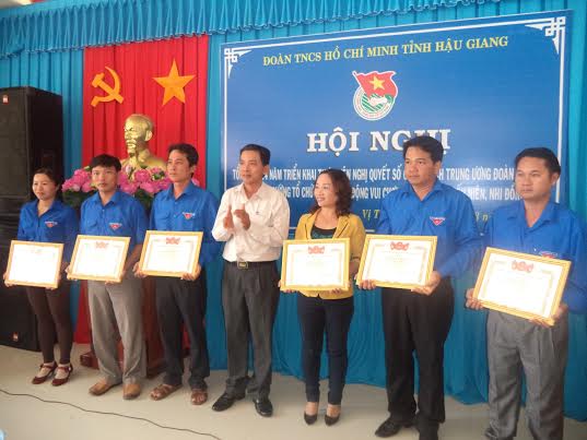  đồng chí Nguyễn Văn Nhân - Phó Trưởng ban Ban Dân vận Tỉnh ủy trao bằng khen cho 06 tập thể có thành tích xuất sắc trong việc triển khai thực hiện Nghị quyết.