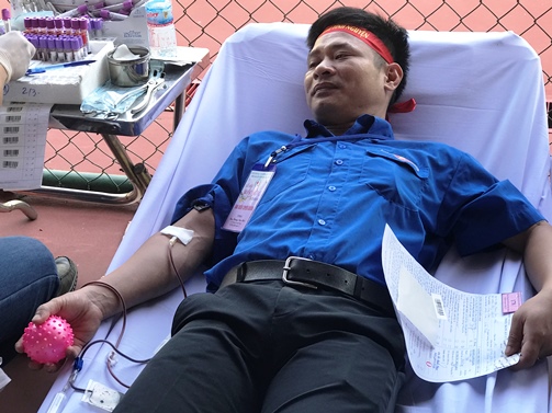 ĐVTN tham gia hiến máu