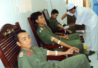 Cán bộ và chiến sĩ  thuộc Bộ chỉ huy quân sự tỉnh Cà Mau hiến máu tình nguyện
