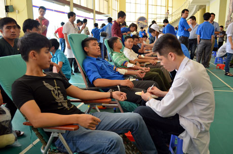 Đoàn viên thanh niên QUảng Ninh hăng hái đăng ký tham gia hiến máu tình nguyện