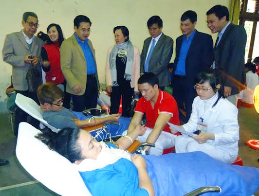  Đoàn viên thanh niên hăng hái tham gia hiến máu tình nguyện tại Trường Cao đẳng sư phạm Quảng Ninh.