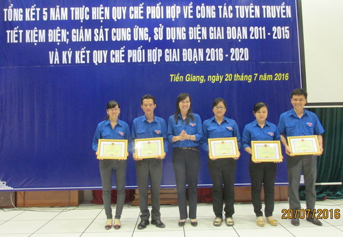 Trao bằng khen cho các cá nhân có thành tích xuất sắc trong công tác tiết kiệm điện giai đoạn 2011 - 2015