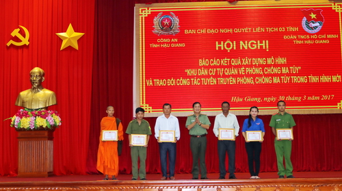 Đại tá Phan Hoàng Lắm - Giám đốc Công an tỉnh Hậu Giang tặng bằng khen cho 06 cá nhân có thành tích xuất sắc trong xây dựng “Khu dân cư tự quản về phòng, chống ma túy”