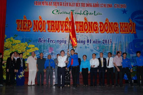Đồng chí Nguyễn Thành Phong trao cờ hành trình “Sức trẻ Đồng khởi năm 2015 - Tự hào tiến bước dưới cờ Đảng” cho Ban Thường vụ Tỉnh đoàn