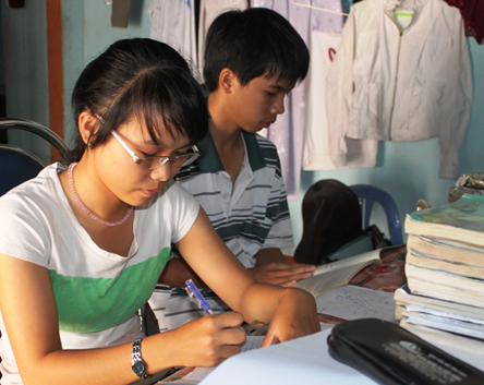Vượt qua khó khăn, hai chị em Ánh Nguyệt và Minh Nhật đã đạt nhiều thành tích trong học tập.