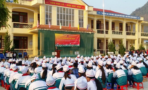 Đông đảo học sinh trường THCS Tân Phong chăm chú theo dõi trong buổi nói chuyện