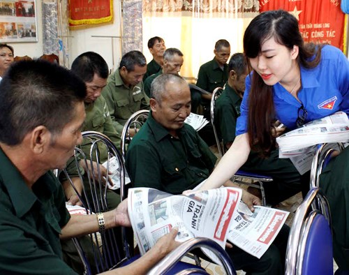 Nữ sinh Việt Nam ấn tượng Hải Yến tặng ấn phẩm Tiền phong cho các thương binh ở Trung tâm điều dưỡng Thương binh Nho Quan (Ninh Bình)