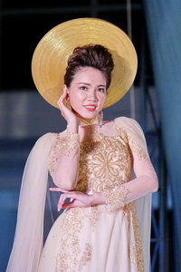 Thí sinh Nguyễn Thị Hồng Quế (Trường Đại học Trà Vinh), giải nhất hội thi  thời trang áo dài “Dáng xuân”.