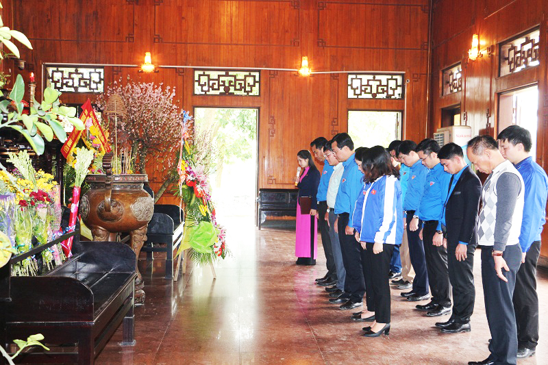 Đoàn công tác kính cẩn nghiêng mình trước anh linh của Chủ tịch Hồ Chí Minh