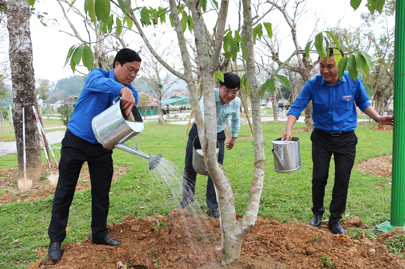 Các đại biểu trồng cây lưu niệm tại Khu di tích lịch sử Truông Bồn