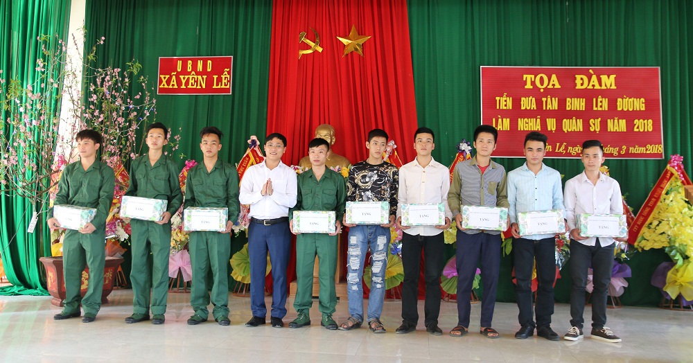 Đ/c Hoàng Văn Thanh – PBT Tỉnh đoàn trao quà cho các tân binh xã Yên Lễ, huyện Như Xuân