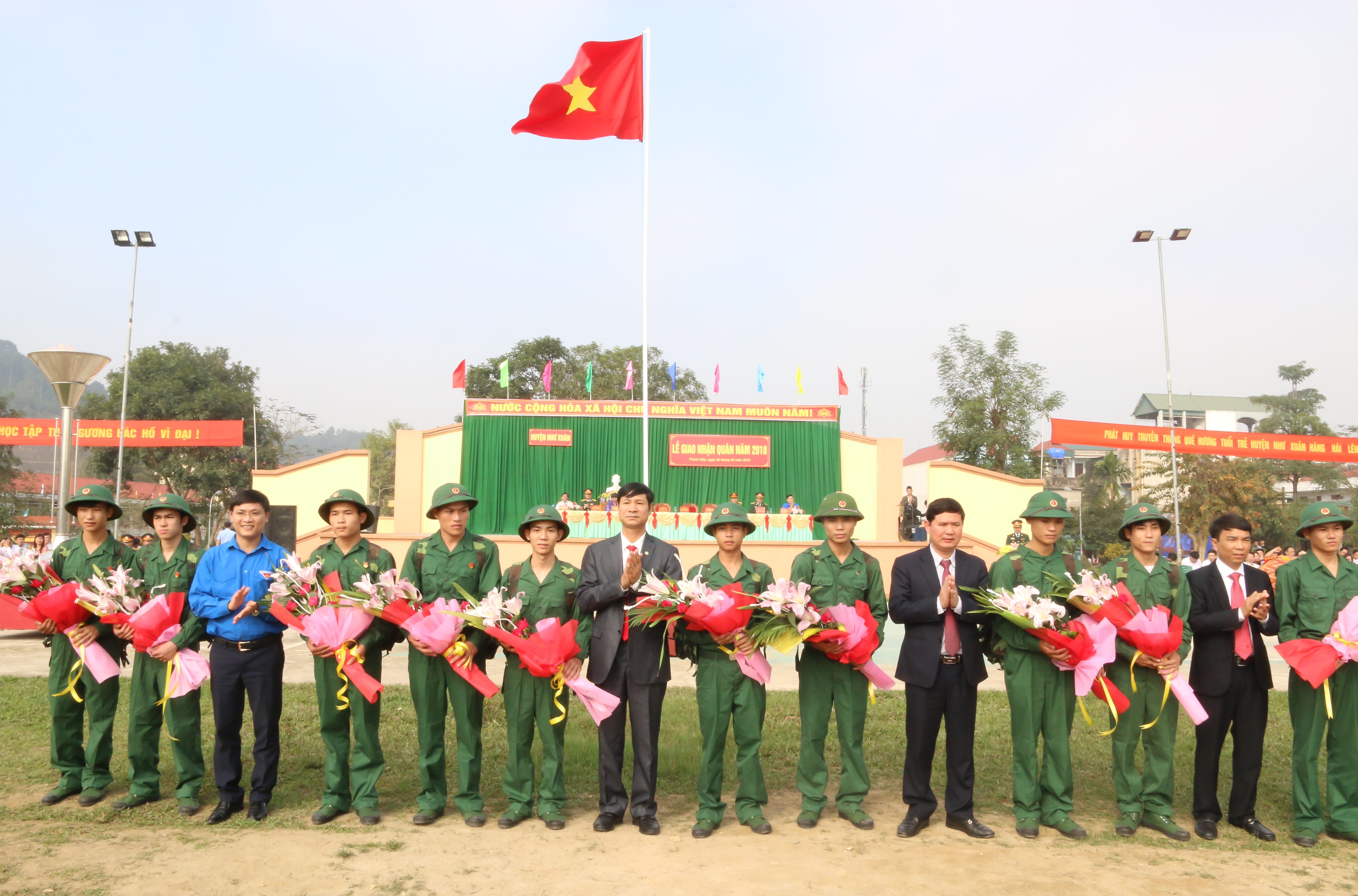 Đại diện lãnh đạo Tỉnh đoàn, Bộ Chỉ huy quân sự tỉnh và huyện Như Xuân tặng hoa động viên các tân binh