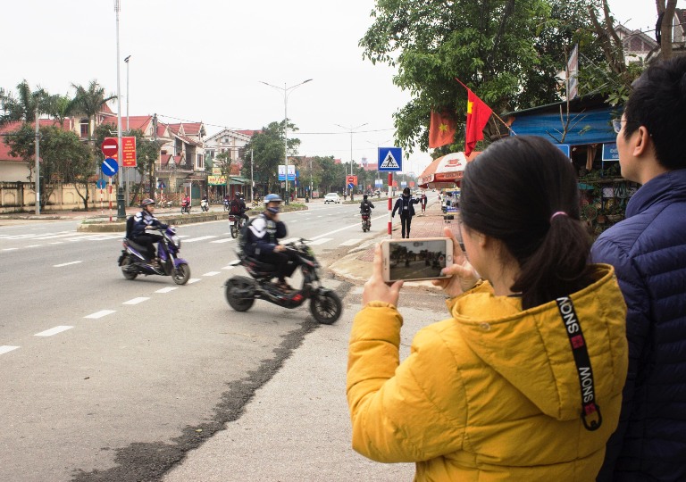 Tổ công tác tiến hành giám sát trước cổng trường THPT Lý Tự Trọng (huyện Thạch Hà)