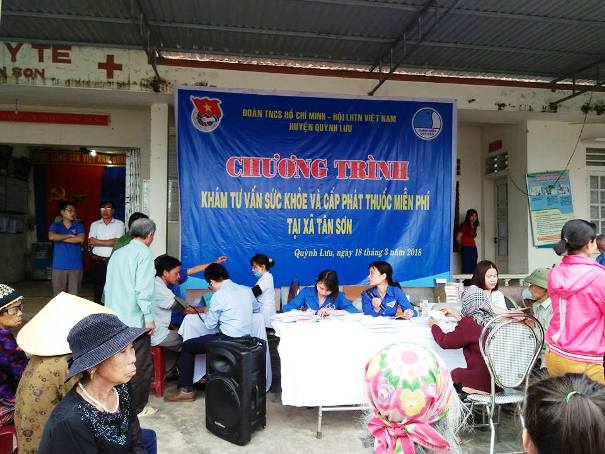 Gần 300 người là đối tượng chính sách, hộ nghèo, người già neo đơn trên địa bàn được khám chữa bệnh, cấp phát thuốc miễn phí tại xã Tân Sơn, huyện Quỳnh Lưu