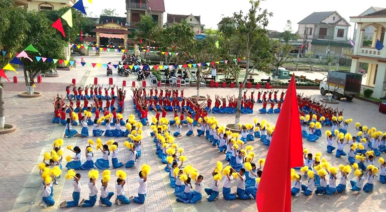 Đồng diễn Xếp hình ca múa hát sân trường tại Tiểu học Võ Liêm Sơn, Can Lộc