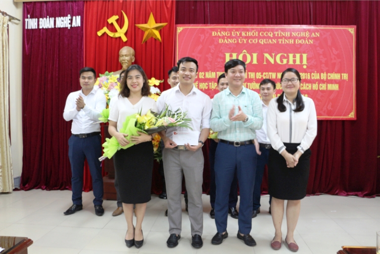 Đồng chí Phạm Tuấn Vinh trao giải Nhất cuộc thi tìm hiểu tư tưởng, đạo đức, phong cách Hồ Chí Minh