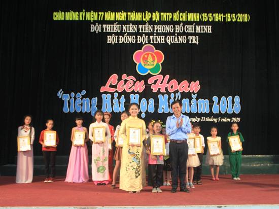 Đồng chí Trần Xuân Anh - Phó Bí thư Tỉnh Đoàn, Chủ tịch Hội đồng đội tỉnh Quảng Trị trao giải nhất cho các thí sinh